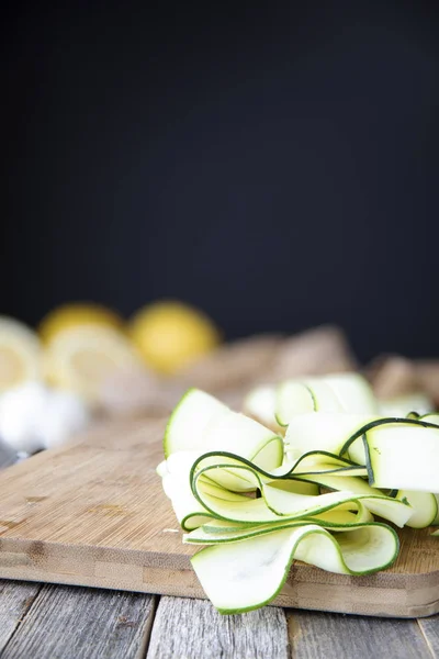 Zucchini-Bänder mit Kopierraum — Stockfoto