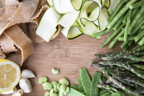 Gemüse und rohe hausgemachte Nudeln flach legen — Stockfoto