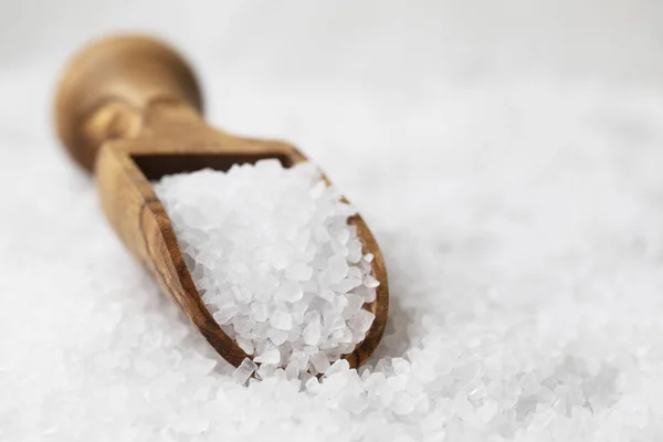 Salt Crystals in Wooden Scoop — Stock Photo, Image