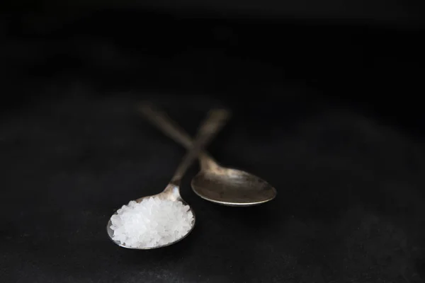 Cristales de sal en cucharas viejas — Foto de Stock