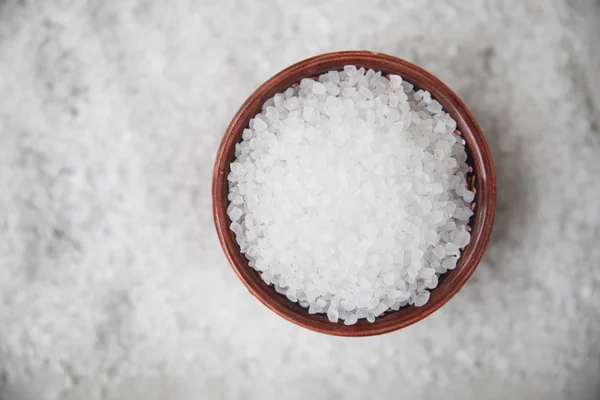 Cristales de sal en cuenco — Foto de Stock