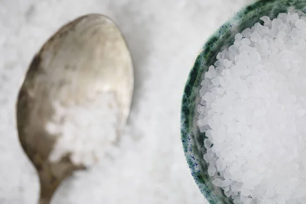 Cristales de sal en cuenco con cuchara — Foto de Stock