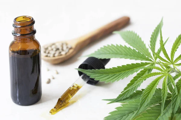 Tropfer mit cbd-Öl und Blättern — Stockfoto