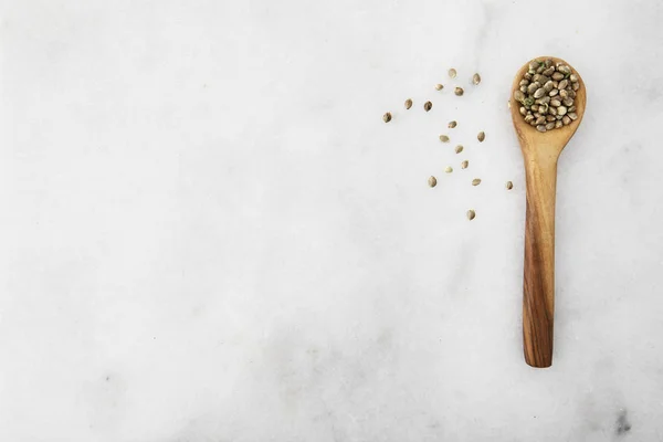 Sementes de Cannabis em Colher Flat Lay — Fotografia de Stock