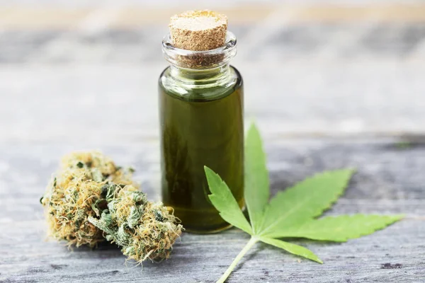 Fles cannabis olie met Bud — Stockfoto