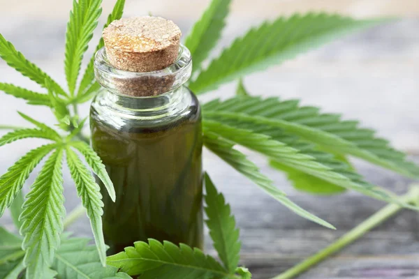 Piccola bottiglia di olio di cannabis — Foto Stock