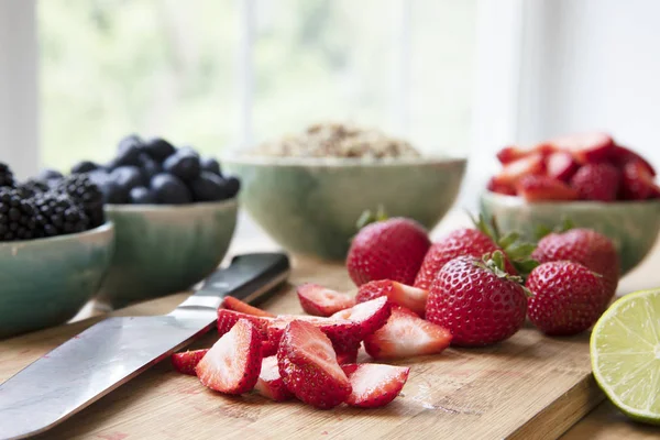 Sliced Strawberries on Cutting Board — Stock Photo, Image