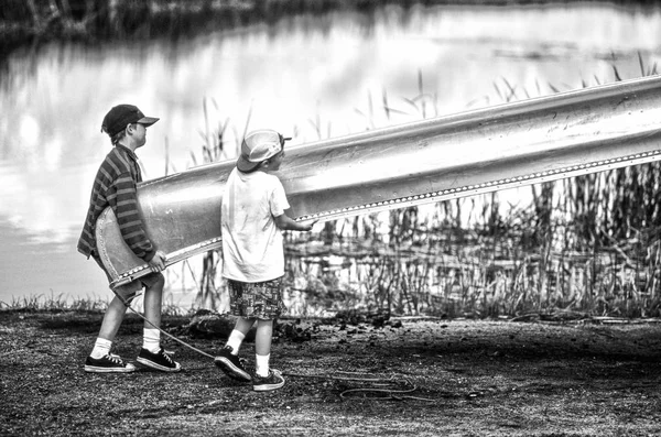 Brothers Loading Canoe Pick Trip River — Stock Photo, Image