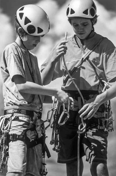 Equipe Escalada Irmão Cume Uma Subida Desafiadora — Fotografia de Stock