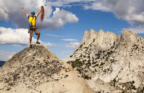 Hombre Escalador Celebra Cumbre — Foto de Stock