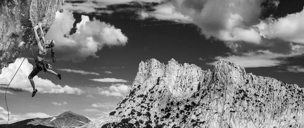 女性登山家が挑戦的な崖の端からぶらぶら — ストック写真
