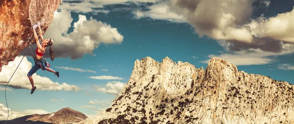 Bergsteigerin Baumelt Vom Rand Einer Herausfordernden Klippe — Stockfoto