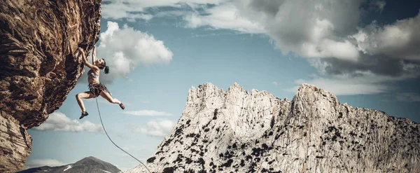 Mulher Alpinista Lutando Até Penhasco — Fotografia de Stock
