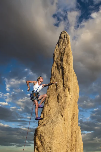 Bergsteiger am Abgrund. — Stockfoto