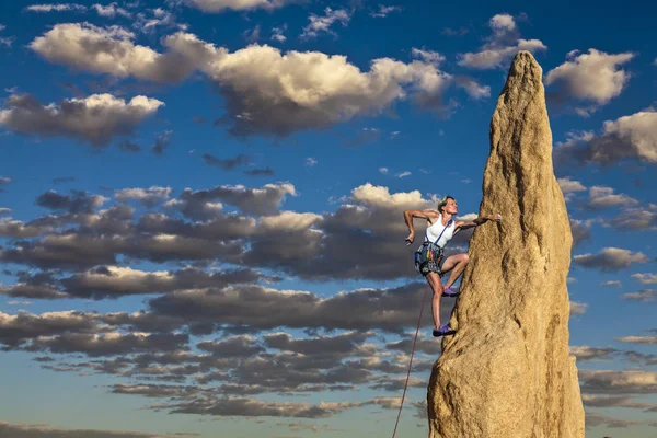 Klimmer op de rand. — Stockfoto