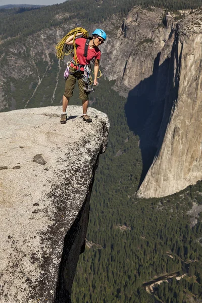 边缘上的登山者. — 图库照片