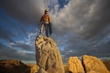 dağcı zirve kutluyor.