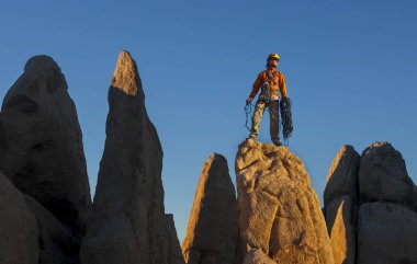 dağcı zirve kutluyor.
