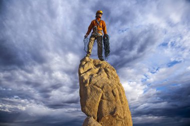 dağcı zirve kutluyor.