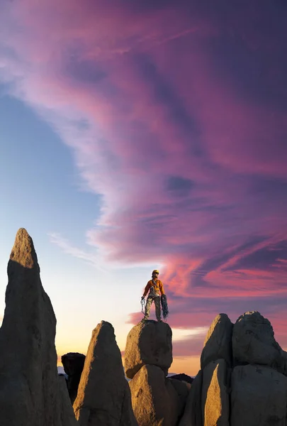 Rock climber celebrates on the summit. — Stock Photo, Image