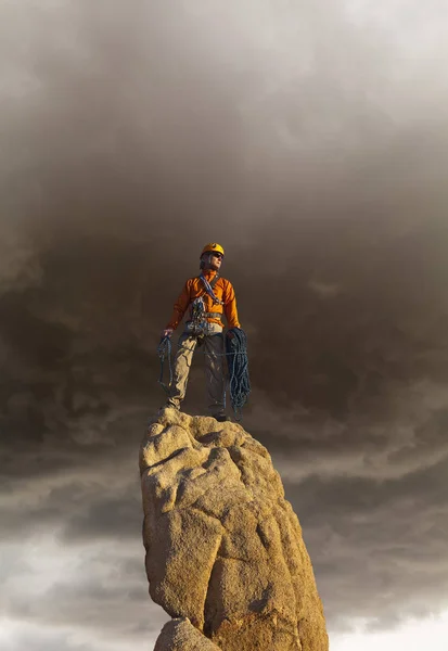 Rock climber celebrates on the summit. — Stock Photo, Image