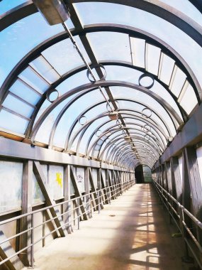 cam çatı kentsel kemerli geçit