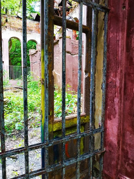 metal çubuklar ile ormanda harap terk edilmiş ev