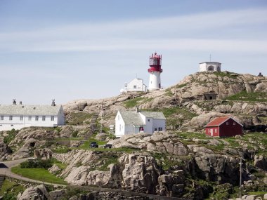 Fotoğraf Lindesnes yaz, Güney Norveç ulusumuza yol gösteriyor. Hava atış. Kayalık deniz Sahili ve mavi gökyüzü.