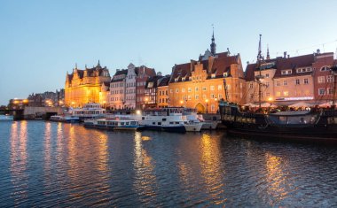 Eski Gdansk kasaba mimari günbatımı ışık fotoğraf. Hava atış. Kanal ve binalar - üstten görünüm