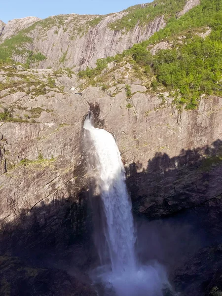 Foto da cachoeira Manafossen na Noruega. Tiro aéreo. Vista superior . — Fotografia de Stock