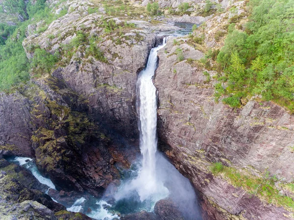 Foto de la cascada de Manafossen en Noruega. Un disparo aéreo. Vista superior . — Foto de Stock