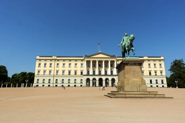 Slottet 皇家宫殿照片在挪威奥斯陆举行。夏季时间。日光拍摄. 免版税图库图片
