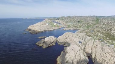 Video Lindesnes yaz, Güney Norveç ulusumuza yol gösteriyor. Hava atış. Kayalık deniz Sahili ve mavi gökyüzü.