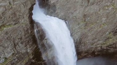 Büyük Şelale ve kurtlar vadisi çevresinde nefes kesen havadan görünümü. Kuş görünümü. Norveç, Manafossen.