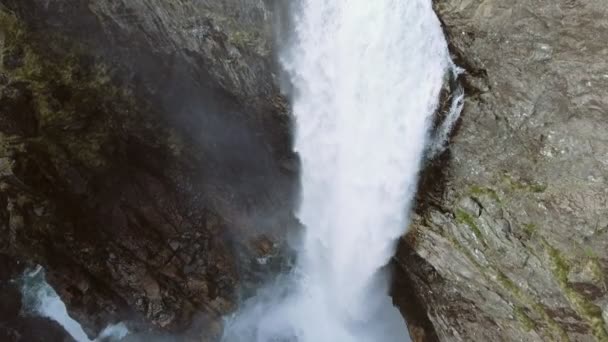 Vista aérea de tirar o fôlego sobre a enorme cachoeira e o vale ao seu redor. Vista para pássaros. Noruega, Manafossen . — Vídeo de Stock