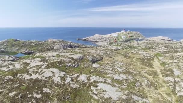 Video z majáku Lindesnes v létě, Jižní Norsko. Letecký snímek. Kamenné moře pobřeží a modrá obloha. — Stock video