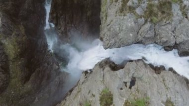 Manafossen şelale Norveç'te video. Hava atış. Üstten görünüm.