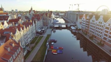 Eski Gdansk kasaba mimari günbatımı ışık. Hava atış. Kanal ve binalar - üstten görünüm