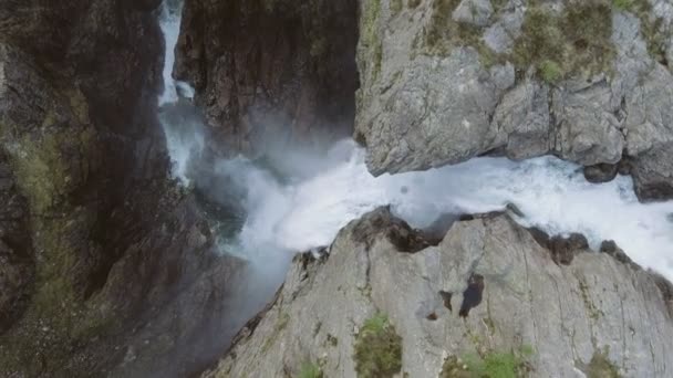 Video de la cascada de Manafossen en Noruega. Un disparo aéreo. Vista superior . — Vídeos de Stock