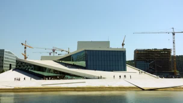 Video del Teatro dell'Opera di Oslo in estate, Norvegia. Luce del giorno . — Video Stock