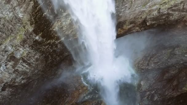 Video z Manafossen vodopád v Norsku. Letecký snímek. Pohled shora. — Stock video