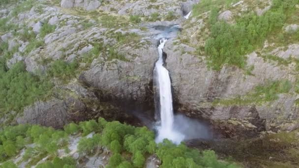 Dech beroucí letecký pohled na obrovský vodopád a údolí kolem něj. Z ptačí perspektivy. Norsko, Manafossen. — Stock video