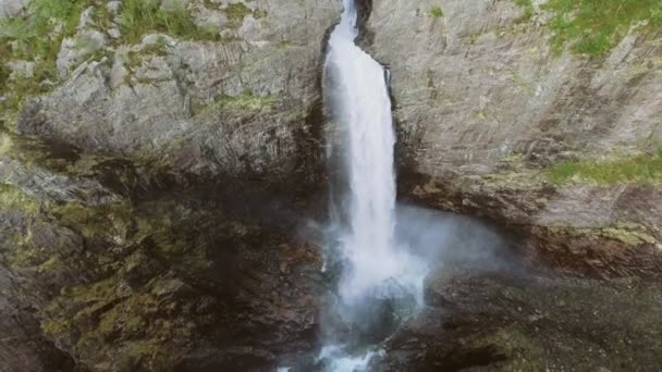 Video de la cascada de Manafossen en Noruega. Un disparo aéreo. Vista superior . — Vídeos de Stock