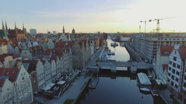 El casco antiguo de la arquitectura Gdansk en la luz del atardecer. Un disparo aéreo. Canal y edificios - vista superior — Vídeo de stock