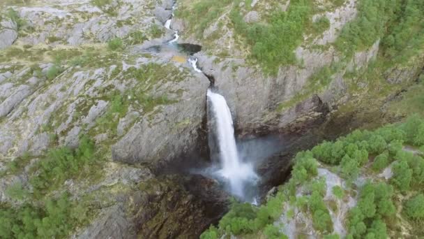 Video de la cascada de Manafossen en Noruega. Un disparo aéreo. Vista superior . — Vídeos de Stock