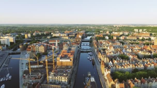 Antenne Gdansk oude stad Skyline met basiliek stadhuis en de herenhuizen — Stockvideo