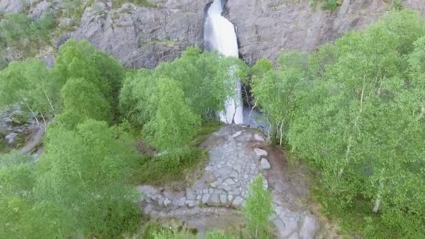 Video de la cascada de Manafossen en Noruega. Un disparo aéreo. Vista superior . — Vídeos de Stock