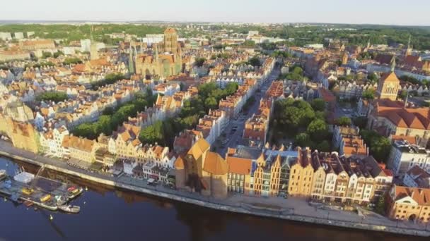 Aerial Gdansk Ciudad Vieja Skyline Con Basílica Ayuntamiento y Casas de Pueblo — Vídeo de stock