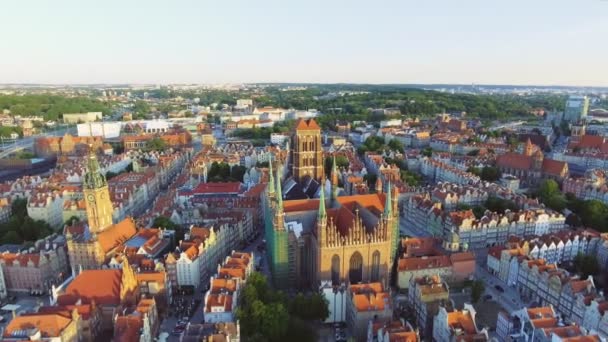 A régi Gdansk óvárosának építészet naplemente fény. Légi felvétel. Csatorna- és épület - felülnézet — Stock videók