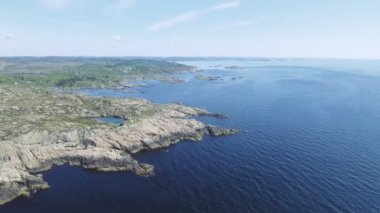 Yaz aylarında Güney Norveç, video. Hava atış. Kayalık deniz Sahili ve mavi gökyüzü.